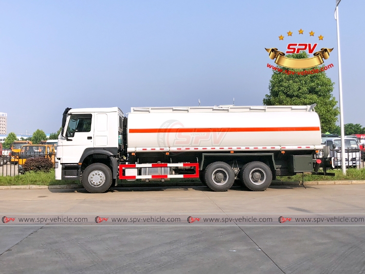 24,000 Litres Oil Tank Truck Sinotruck - LS